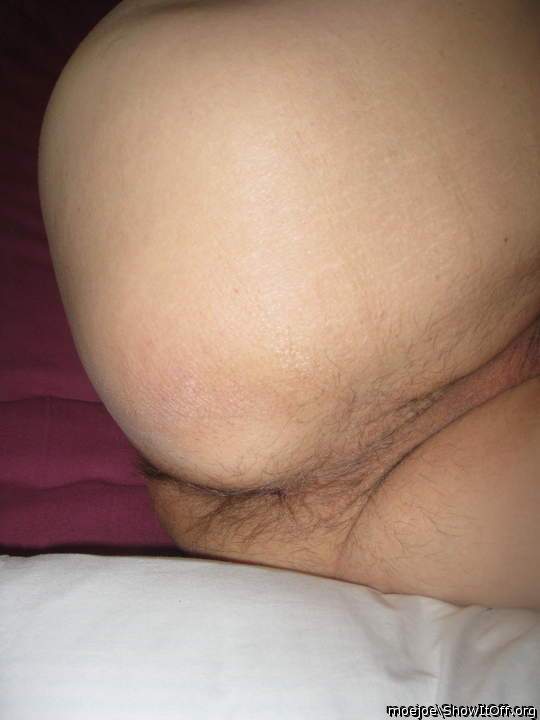 My hairy ass crack needs soem attention.....