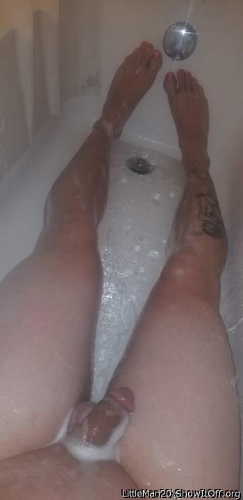 Hehe bath time,  i really like this color on my toess