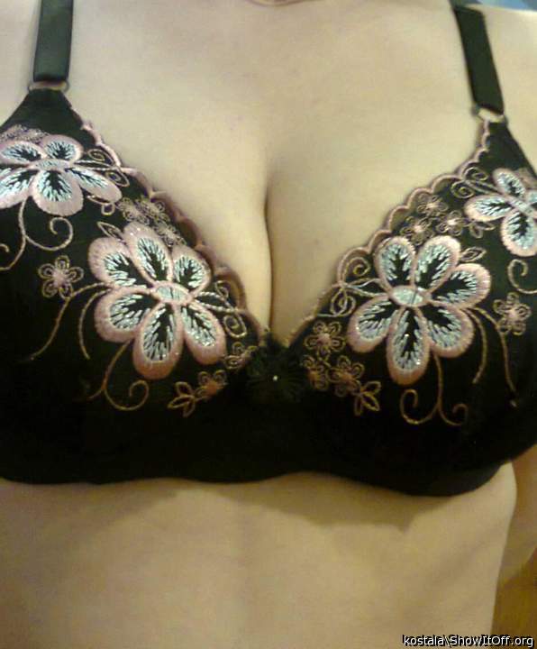 Mmmmmmmm such a pretty bra; and what a beautiful cleavage it