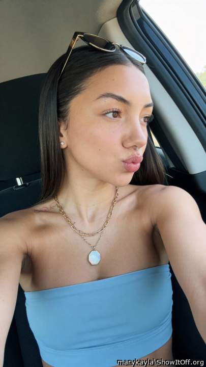 Very sexy little girl. 