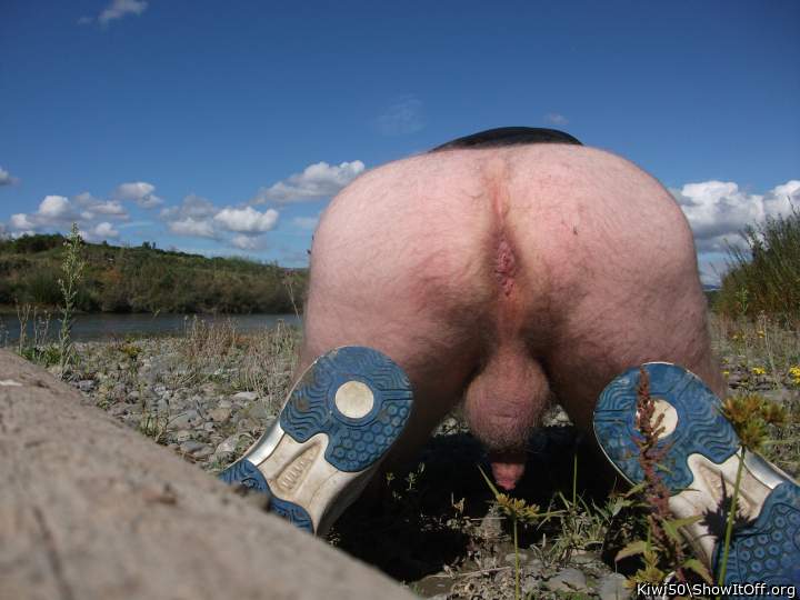 Get in behind. At the river again.