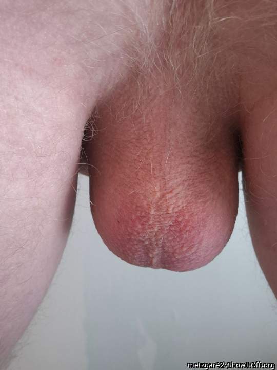 Mmmmm... I want to suck your balls and hairy taint!!