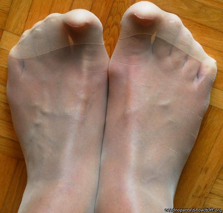 Rip them nylons with Your teeth !