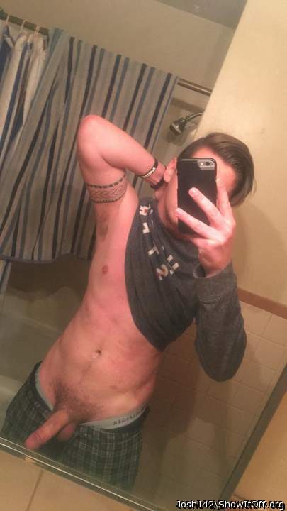 Mmmmmm. Very sexy body and cock!
