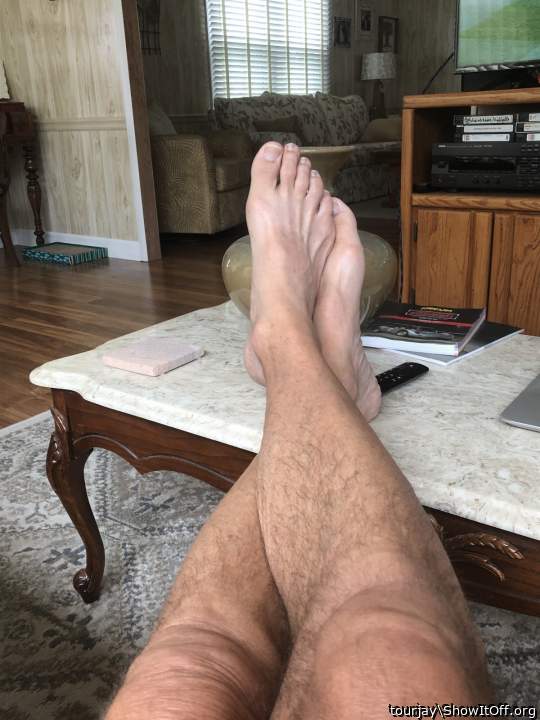 Dam love those sexy feet