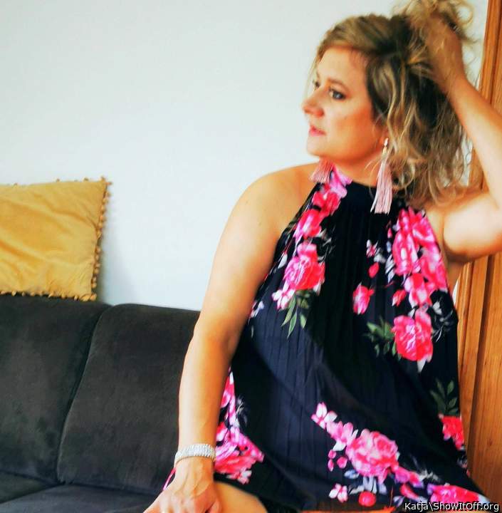 Sexy mature woman, beautiful dress�