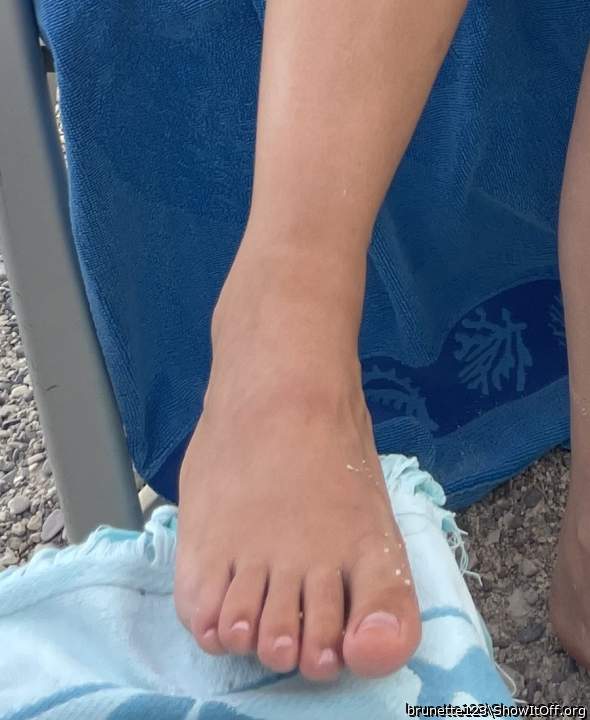 I want so badly to worship that foot and lick my cum off you