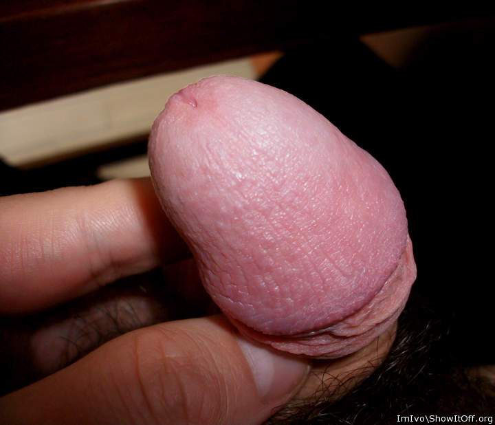 Nude glans (extreme closeup)
