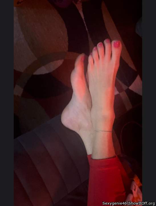 Wanna cum by my sideon my toes