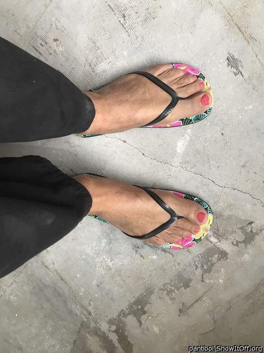 Sissy feet, who likes to sperm?