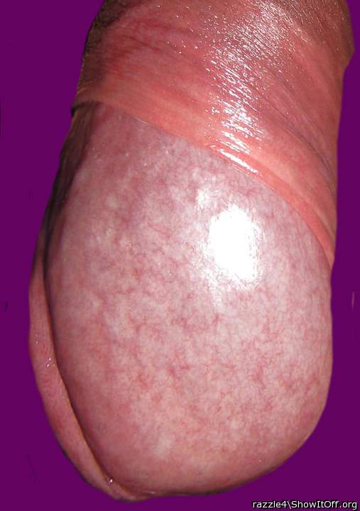 very hot pic of a very suckable cockhead