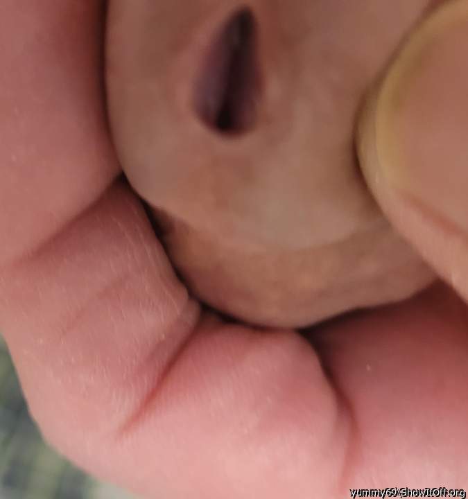 Mmmmm hold it open for the tip of my tongue