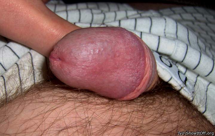 Nude glans (extreme closeup)