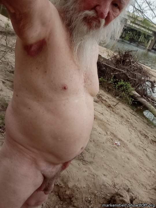 Yummy I have long hair and beard too