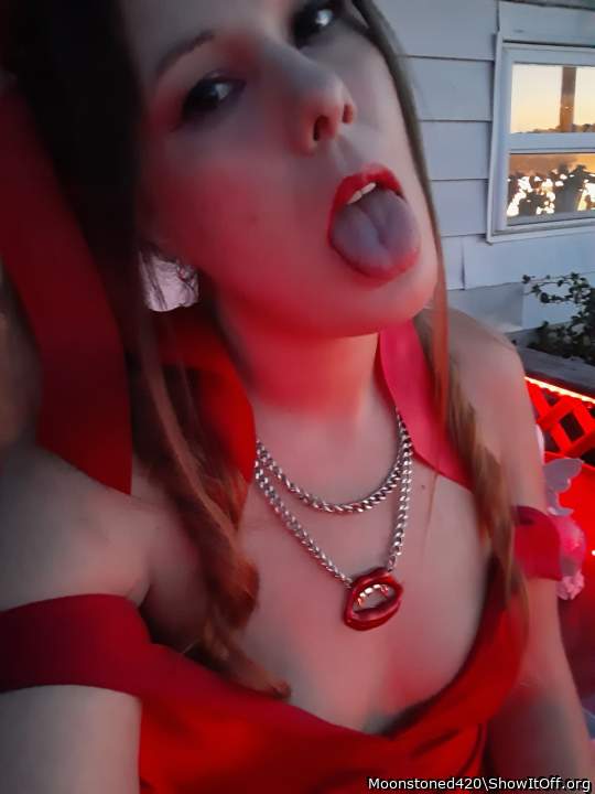 Mmmm love to have your tongue running along my hard throbbin