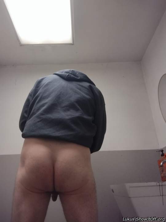 Very nice ladies if you like a man with a nice ass, check hi