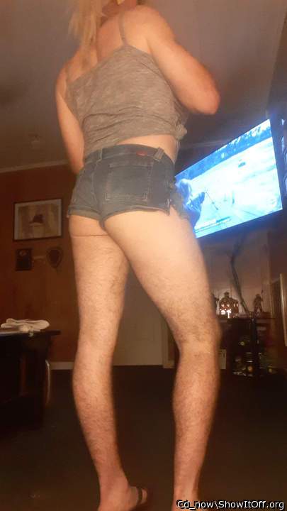 Looking good in those short shorts!     