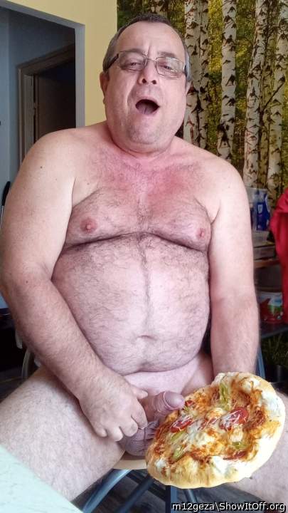 Who wants pizza?