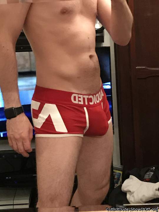 Wow sexy bulge!!!