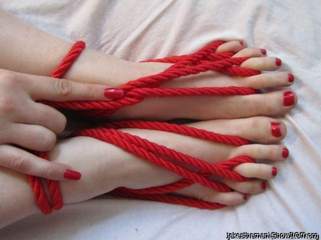 I love this kind of Feet+Toes Bondage