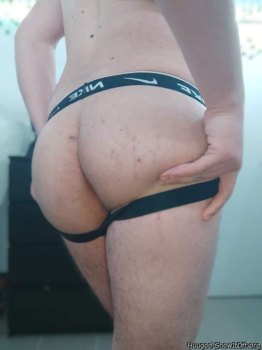 Hot ass I'd like to tongue!