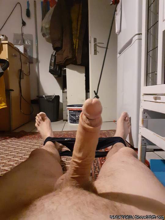 Nackt im Liegen ! Penis an der Schnur !