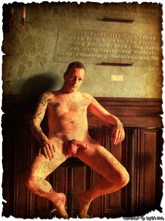 great pic...I love completely naked pics