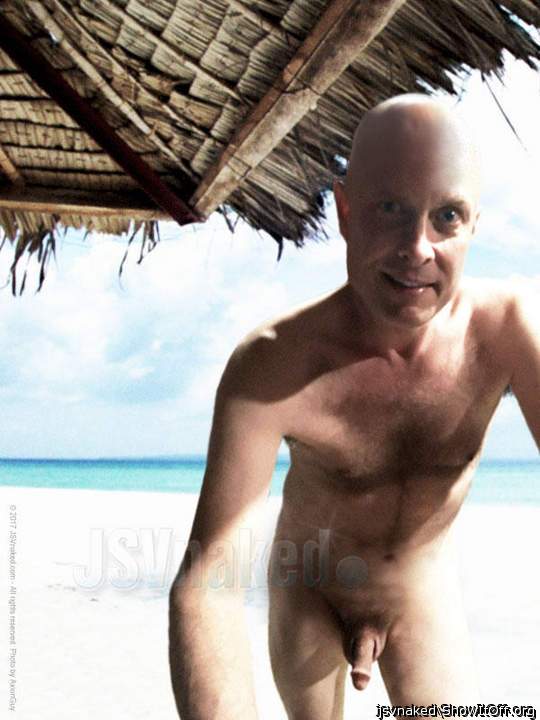 JSVnaked shows cock at beach