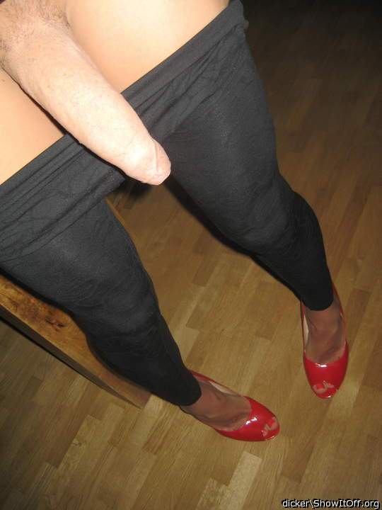 LOVE those tight black leggings