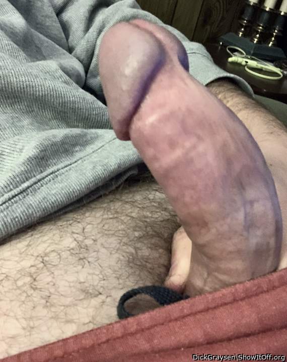 Mmmm damn!! Very nice cock.