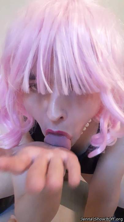 mmmmm you licking it so good! 