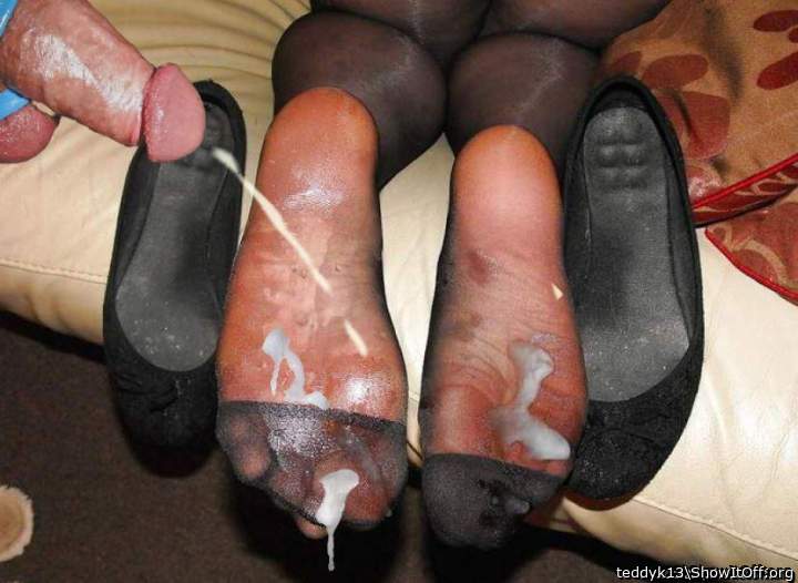 Shooting cum on nylon feet is great!