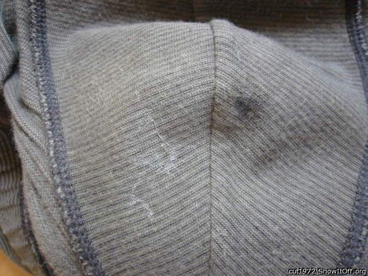 die hose voller vorsaft und samen
