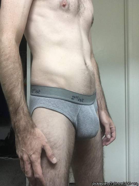 Such a hot body..and what a bulge! great pic!!