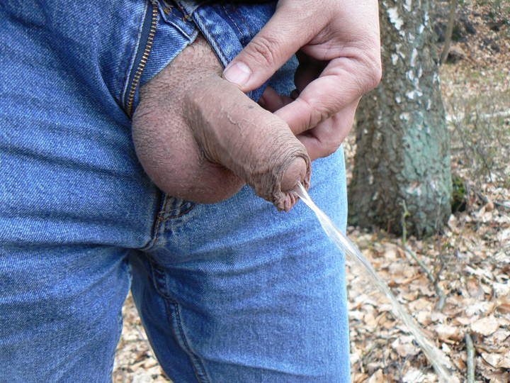 pissing outdoor