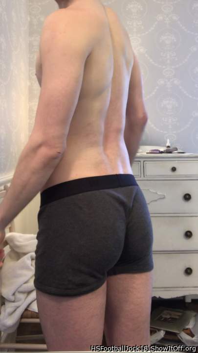 Love to press my bulge in there !