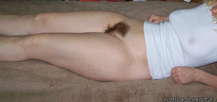 Nice hairy pussy....    