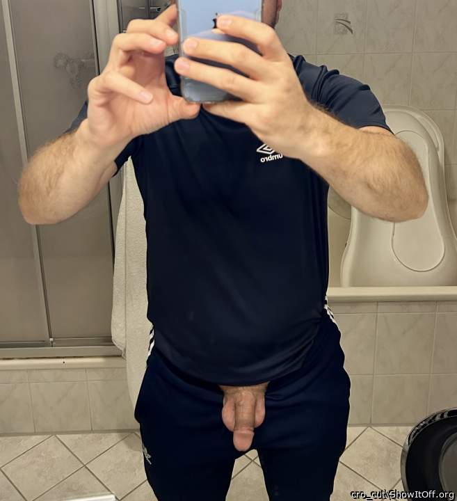 What a hot man what a great photo nice body and a perfect co