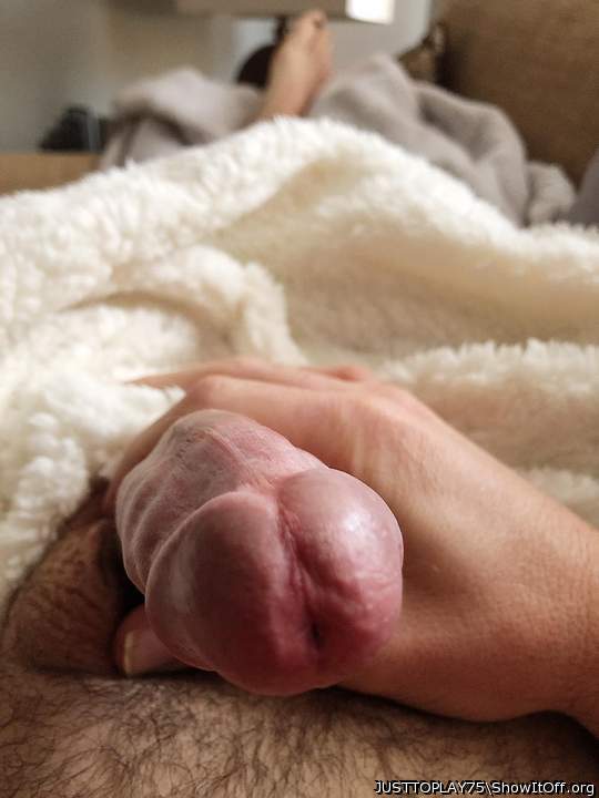 Thats such a beautiful fat glans. Mmmmm!
