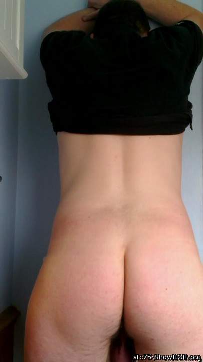 omg, what a cute ass...needs a hand spanking 
