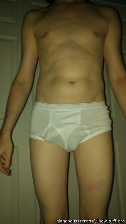 lopette dans son plus simple appareil avec son calbute parachute blanc de pd