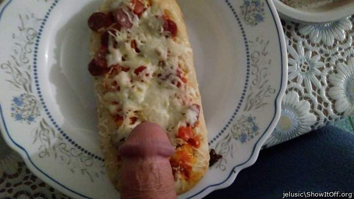 mini pizza with sausage and cream,
