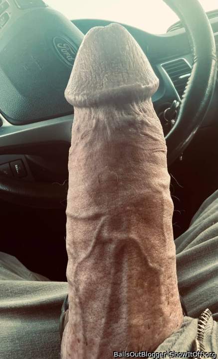 Fuuuuuck I want to put my throat on that