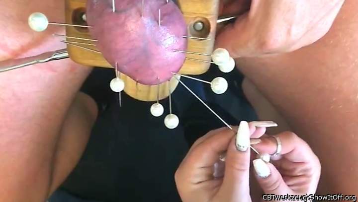 Lady Celly loves Testicle nedlees - Lady Celly liebt Hoden durchstechen