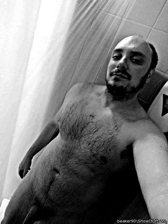 Hmmm sexy hairy man! 