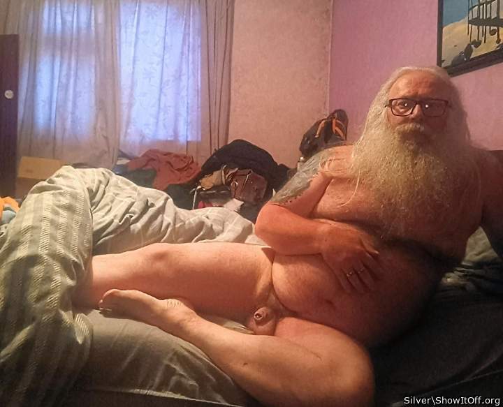 Beautiful sexy pose. I wanna service u, pleasure u
