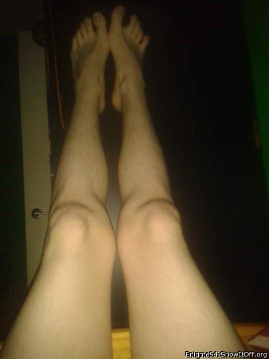 Oh God! Hot feet!! I'd love to be under those 