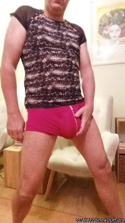 Now that is an awesome bulge! Sexy!     