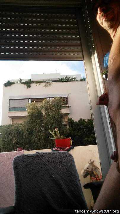 Neighbors flash in Tel Aviv