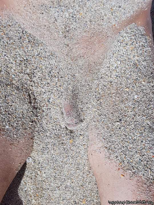 mmmh.... look who's peeking from the sand ;-)